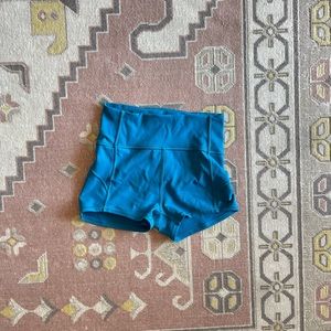 lululemon In Movement Short 2.5 in size 4 in teal color